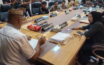 Anggota Komisi II DPRD saat berdialog dengan Aliansi Peduli Masyarakat Kecil usai aksi yang berlangsung di depan kantor DPRD pada Senin (15/9/2025).(Foto :  Dok. Humas DPRD)