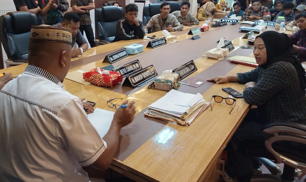 Anggota Komisi II DPRD saat berdialog dengan Aliansi Peduli Masyarakat Kecil usai aksi yang berlangsung di depan kantor DPRD pada Senin (15/9/2025).(Foto :  Dok. Humas DPRD)