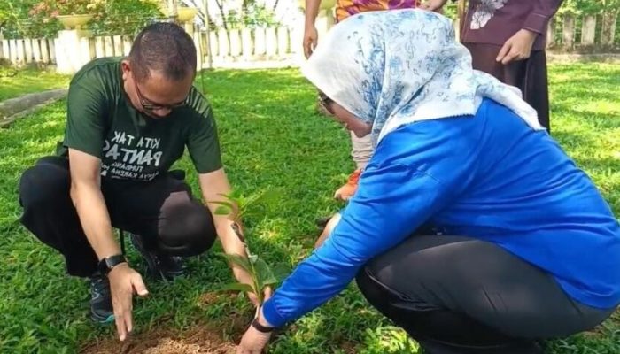 Penanaman Pohon Warnai HUT DPRD Provinsi Gorontalo