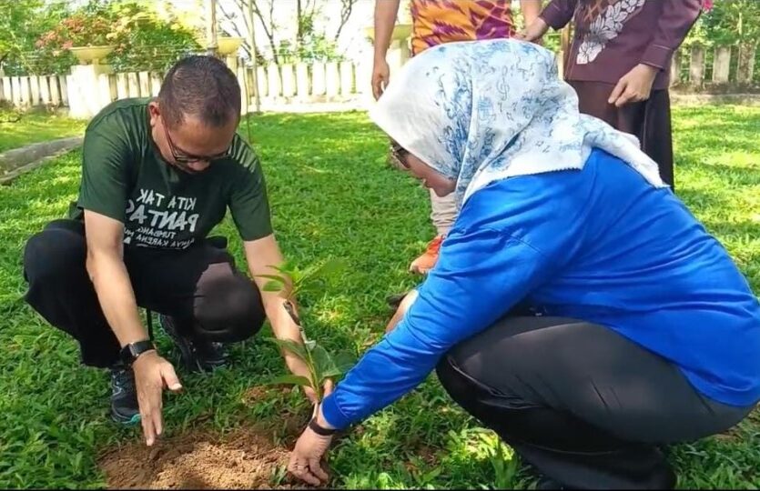 Ketua DPRD Provinsi Gorontalo, Thomas Mopili dan Anggota DPRD Provinsi Gorontalo, Fraksi PAN Kristina Mohamad Udoki melakukan penanaman Pohon di Halaman Kantor DPRD, Selasa (9/9/2025).(Foto : Dok. Ist.)