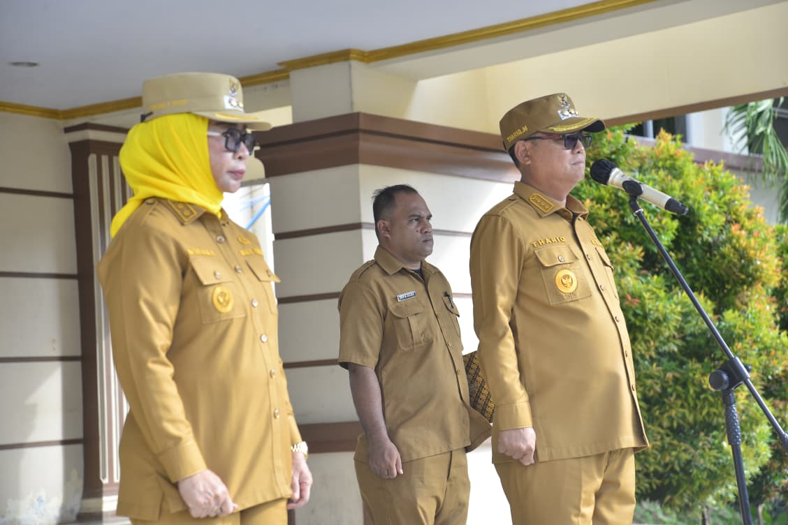 Wabup Nurjanah Hasan Yusuf mendampingi Bupati Thariq Modanggu Bertindak sebagai Pembina Apel Kerja Bulan September 2025.(Foto : Dok. Kominfo)