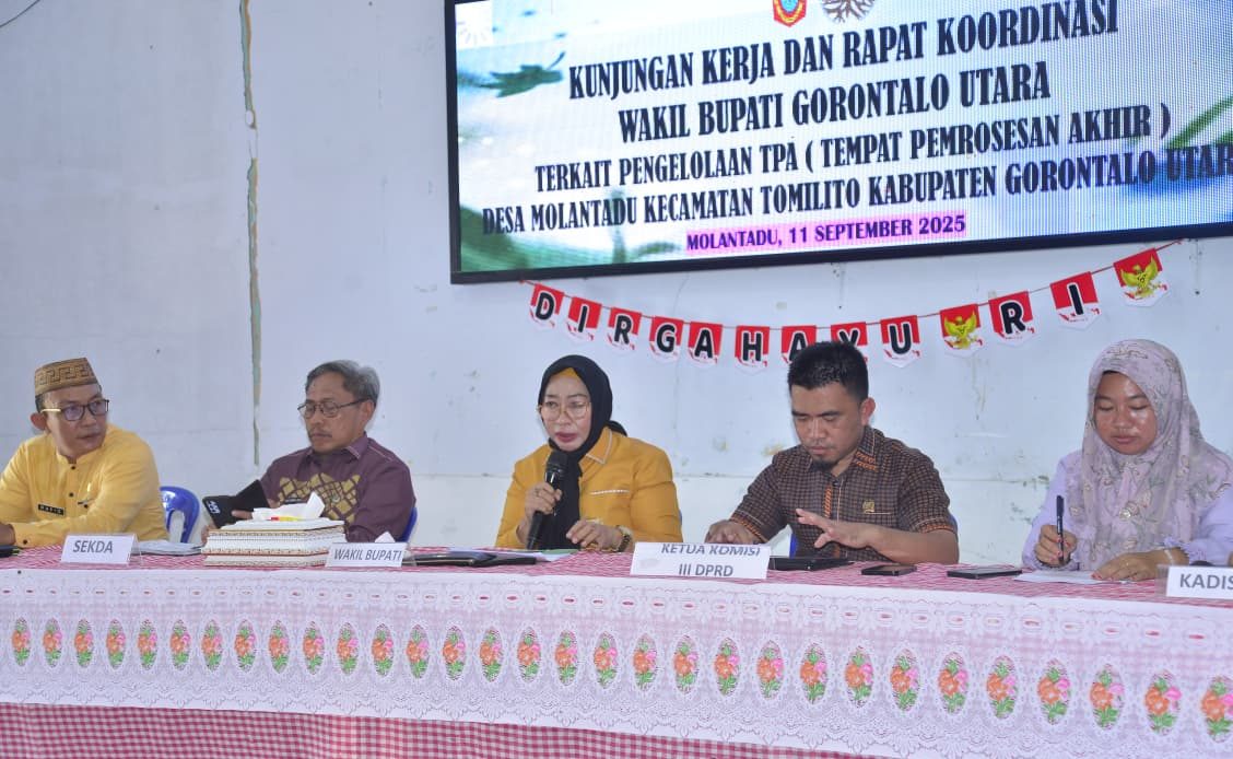 Nurjanah Hasan Yusuf Lakukan Kunjungan TPA di Desa Molantadu. Kunjungan Kerja ini juga sekaligus Rapat Koordinasi Pengelolaan TPA.(Foto : Dok. Kominfo Gorut)