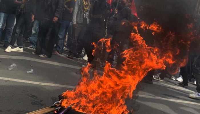 Demo di Gorontalo, Aksi Memanas usai Massa Bakar Ban di Perlimaan Kota