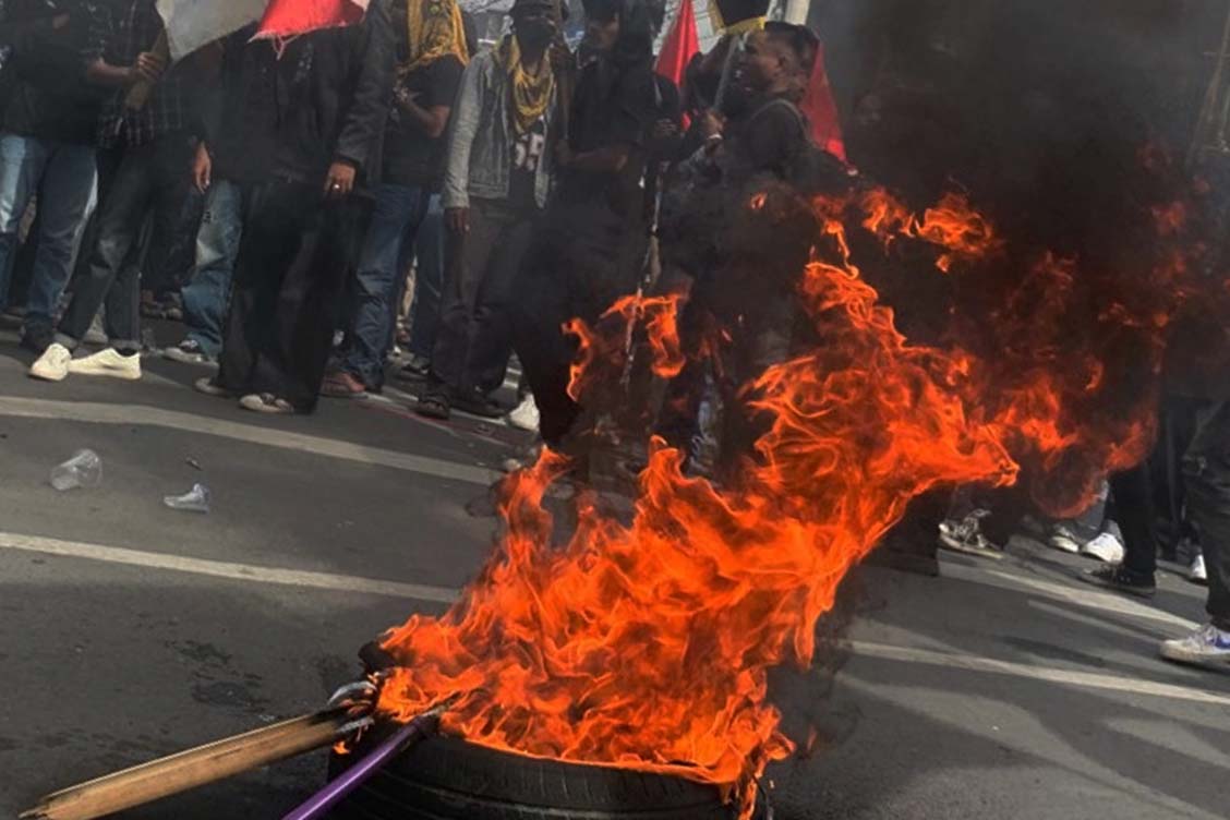 Pembakaran Ban Warnai iringi Orasi Aksi Massa di Perlimaan Kota Gorontalo.(Foto : Dok. Ist.)
