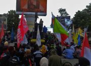 Polisi Alihkan Arus Kendaraan saat Ribuan Massa Gelar Aksi di Gorontalo.(Foto : Dok. Ist.)