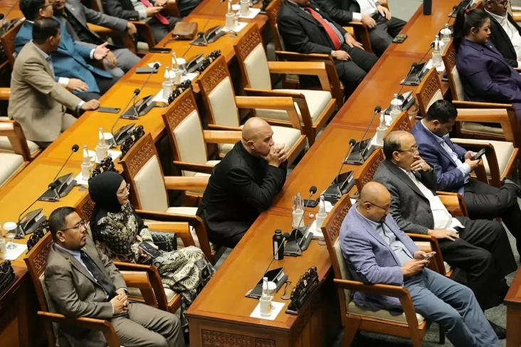 Para wakil rakyat tengah mengikuti Rapat Paripurna DPR.( Foto : Sindo News/Arif Julianto)