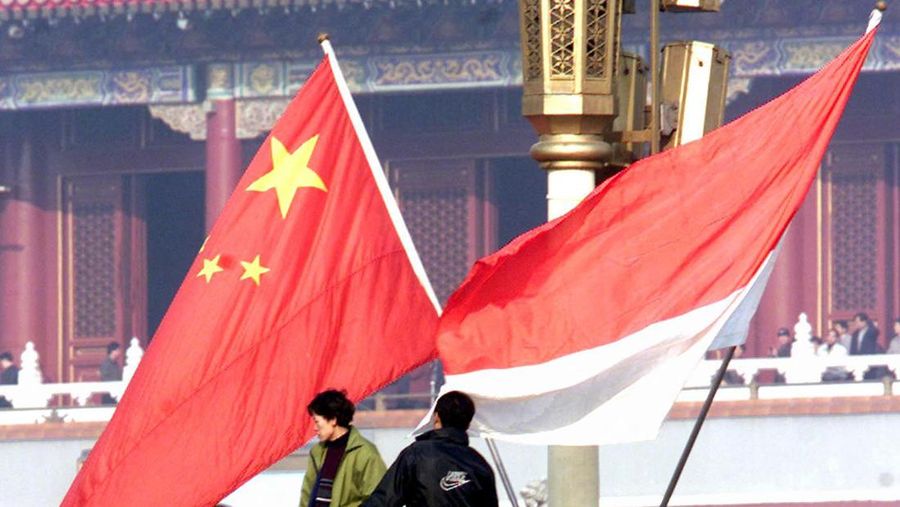 Bendera Indonesia dan China di depan Gerbang Tiananmen, saat Presiden Indonesia mengunjungi Beijing, China 25 Juli 2022. (Foto : AFP via Getty Images/GOH CHAI HIN)