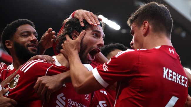 Pemain Liverpool Dominik Szoboszlai selebrasi usai cetak gol indah ke gawang Arsenal. (Foto : REUTERS/Phil Noble)