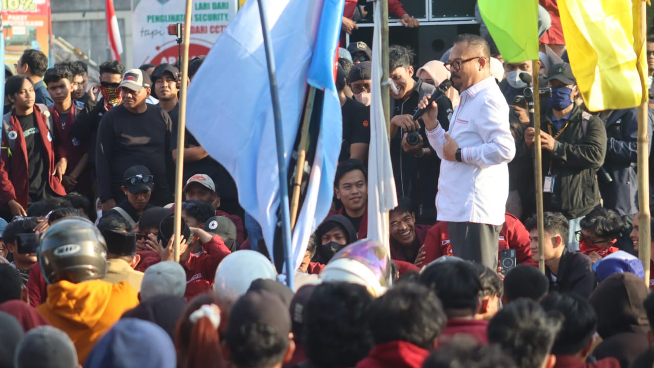 Ketua DPRD Provinsi Gorontalo, Thomas Mopili hadir langsung dalam aksi demonstrasi di Bundaran Saronde, Senin (1/9/2025). (Foto : Dok. HUMAS DPRD)