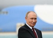 Presiden Rusia Vladimir Putin (kiri) membahasa kemungkinan bertemu Volodymyr Zelensky saat bertemu Donald Trump. (Foto : AFP/ANDREW CABALLERO-REYNOLDS)