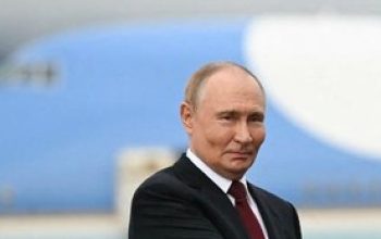 Presiden Rusia Vladimir Putin (kiri) membahasa kemungkinan bertemu Volodymyr Zelensky saat bertemu Donald Trump. (Foto : AFP/ANDREW CABALLERO-REYNOLDS)