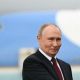 Presiden Rusia Vladimir Putin (kiri) membahasa kemungkinan bertemu Volodymyr Zelensky saat bertemu Donald Trump. (Foto : AFP/ANDREW CABALLERO-REYNOLDS)