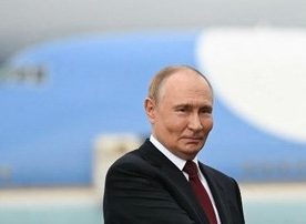 Presiden Rusia Vladimir Putin (kiri) membahasa kemungkinan bertemu Volodymyr Zelensky saat bertemu Donald Trump. (Foto : AFP/ANDREW CABALLERO-REYNOLDS)