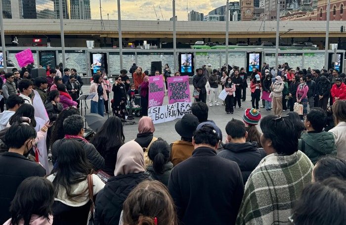 Warga Indonesia dan Australia berkumpul di pusat kota Melbourne, dalam aksi yang sejalan dengan unjuk rasa di Indonesia. (Foto : ABC News/Natasya Salim)