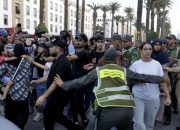 Pasukan keamanan Maroko mengawal para pengunjuk rasa.(Foto : AFP/ABDEL MAJID BZIOUAT)