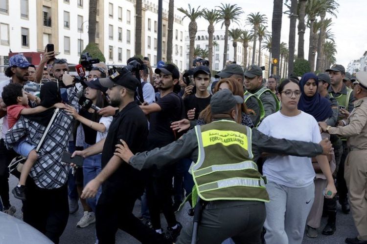Pasukan keamanan Maroko mengawal para pengunjuk rasa.(Foto : AFP/ABDEL MAJID BZIOUAT)