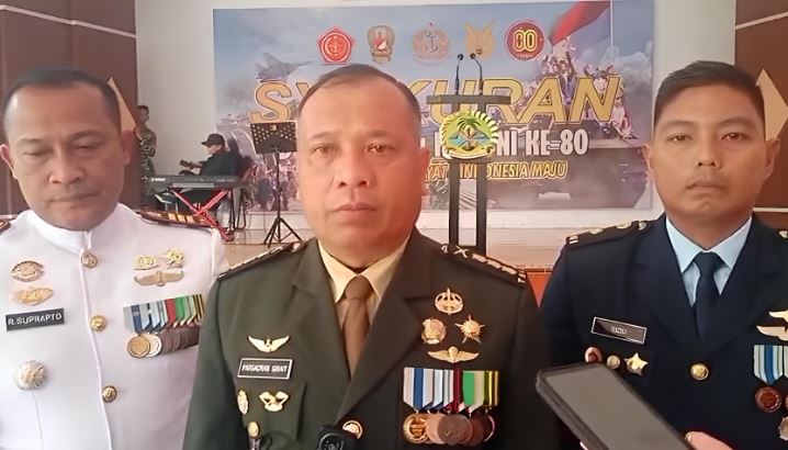 Kasrem 133/NW Kolonel Inf Parsaoran Sirait saat diwawancarai awak media usai upacara peringatan HUT ke-80 TNI di Lapangan Mayonif 713/NW, Desa Tinelo, Kecamatan Telaga Biru, Kabupaten Gorontalo, Minggu (5/10/2025)./Penagar.id