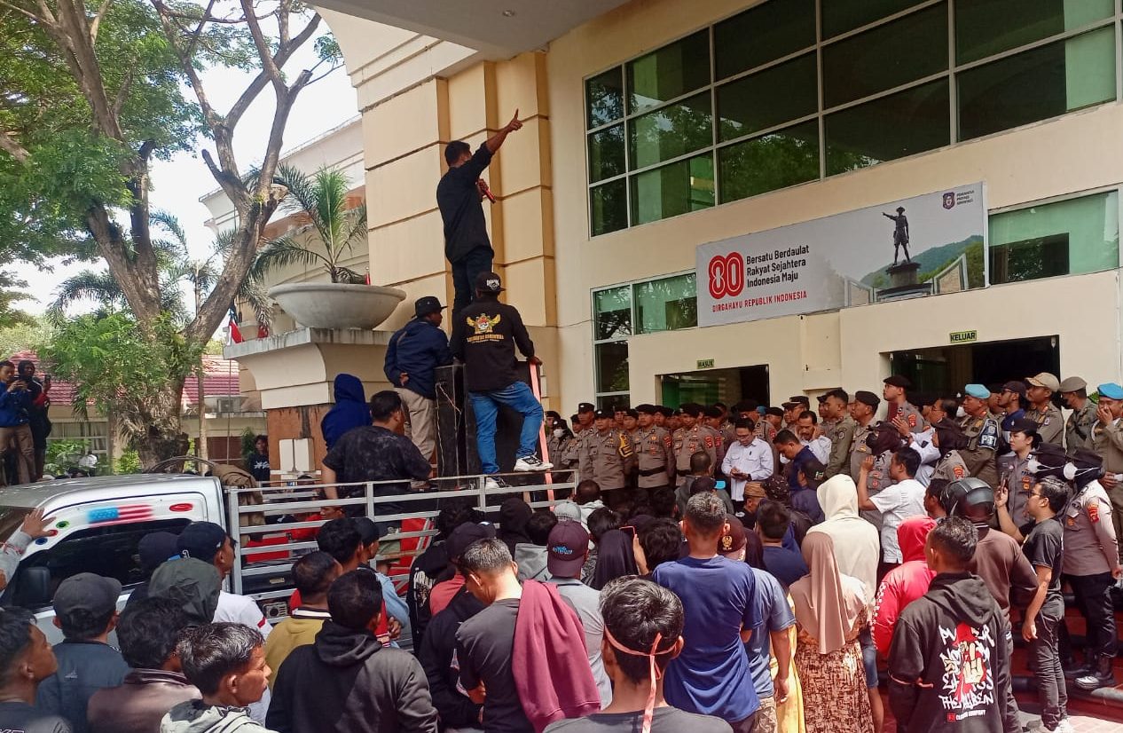 Ratusan warga dari Gerakan Rakyat Boalemo Bangkit Melawan (Gerak-BOM) saat menggelar aksi unjuk rasa di depan Kantor Gubernur Gorontalo pada Rabu (8/10/2025). /Penagar.id 