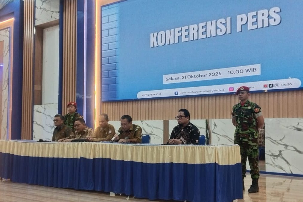 Konferensi pers di Kampus UMGO menanggapi beredarnya konten media sosial yang menyoroti pelaksanaan program berasrama, Selasa (21/10/2025).(Foto : Penagar.id/Sucipto Mokodompis)