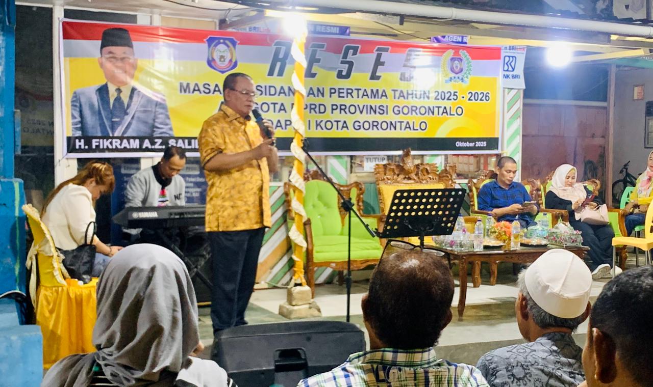 Anggota DPRD Provinsi Gorontalo, Fikram Salilama dalam kegiatan reses yang digelar di Kelurahan Bugis, Kecamatan Dumbo Raya, Kota Gorontalo, Selasa (21/10/2025).(Foto : Penagar.id/Abdulharis Kune)