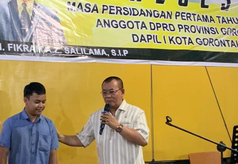 Anggota DPRD Provinsi Gorontalo Fikram Salilama saat menggelar reses di Kelurahan Tenda, Kecamatan Hulonthalangi, Kota Gorontalo, Kamis (23/10/2025).(Foto : Penagar.id/ Abdulharis Kune)