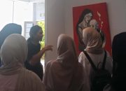 Mahasiswa STIKES Baktara di Riden Baruadi Gallery, Sabtu (25/10/2025).(Foto : Dok. STIKES Baktara)