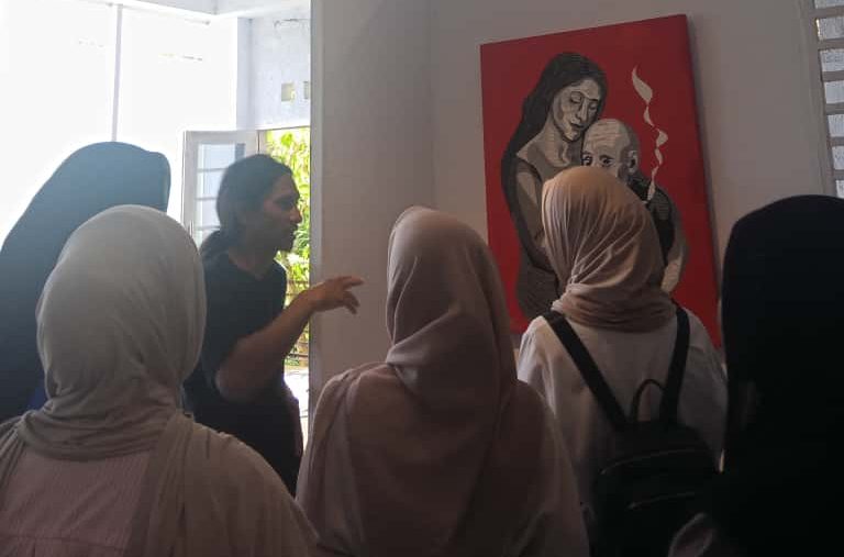 Mahasiswa STIKES Baktara di Riden Baruadi Gallery, Sabtu (25/10/2025).(Foto : Dok. STIKES Baktara)