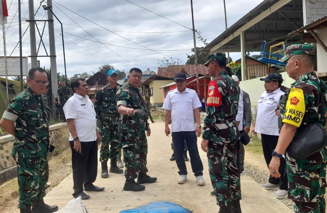 Tim Wasev Mabesad saat meninjau pelaksanaan program TMMD ke-126 di Desa Tonala, Kecamatan Telaga Biru, Kabupaten Gorontalo, Rabu (29/10/2025). (Foto : Dok. TNI)