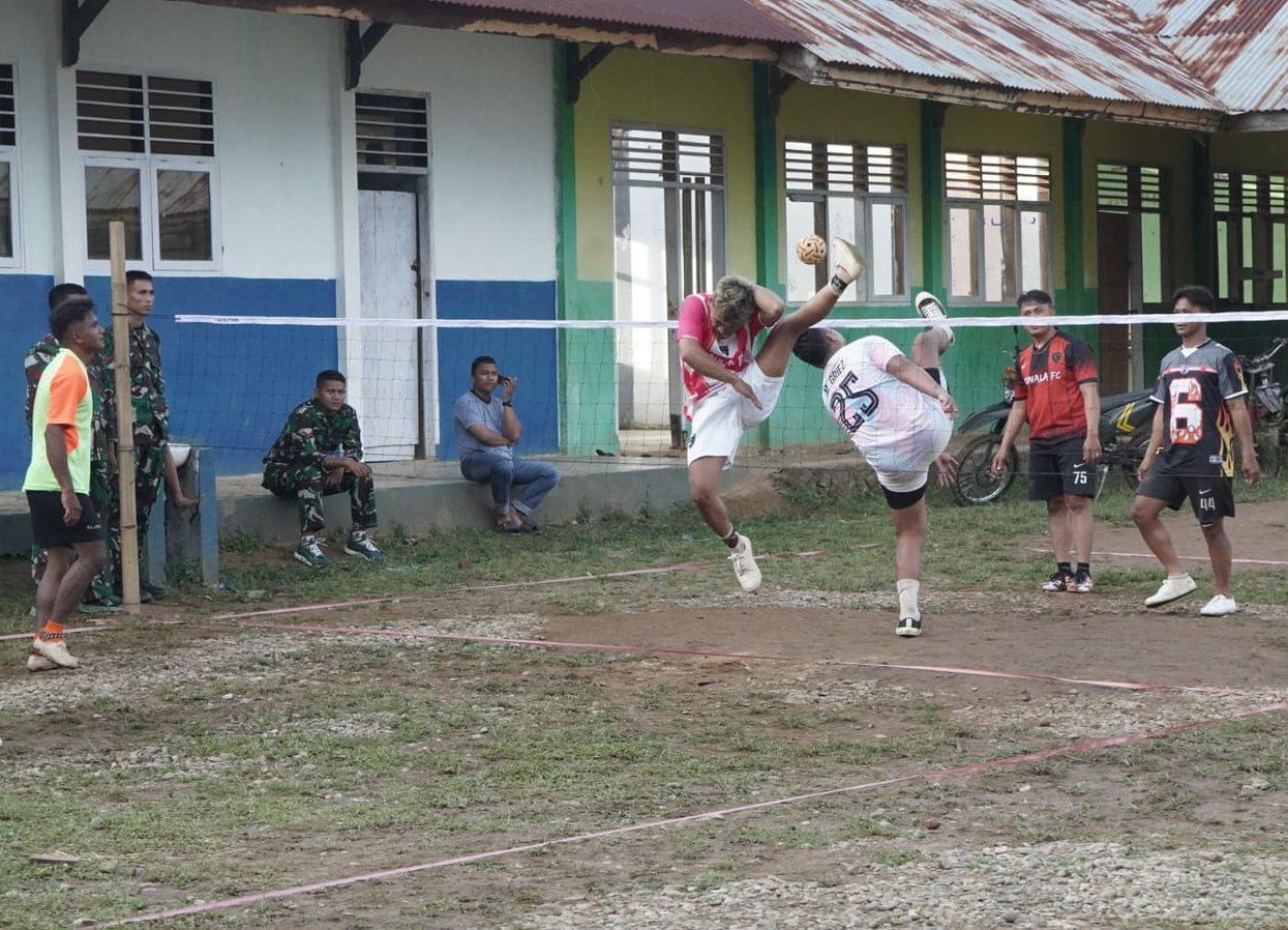 Pemuda Tonala tunjukkan semangat kebersamaan lewat laga takraw bersama Satgas TMMD Ke-126.(Foto : Dok. TNI)