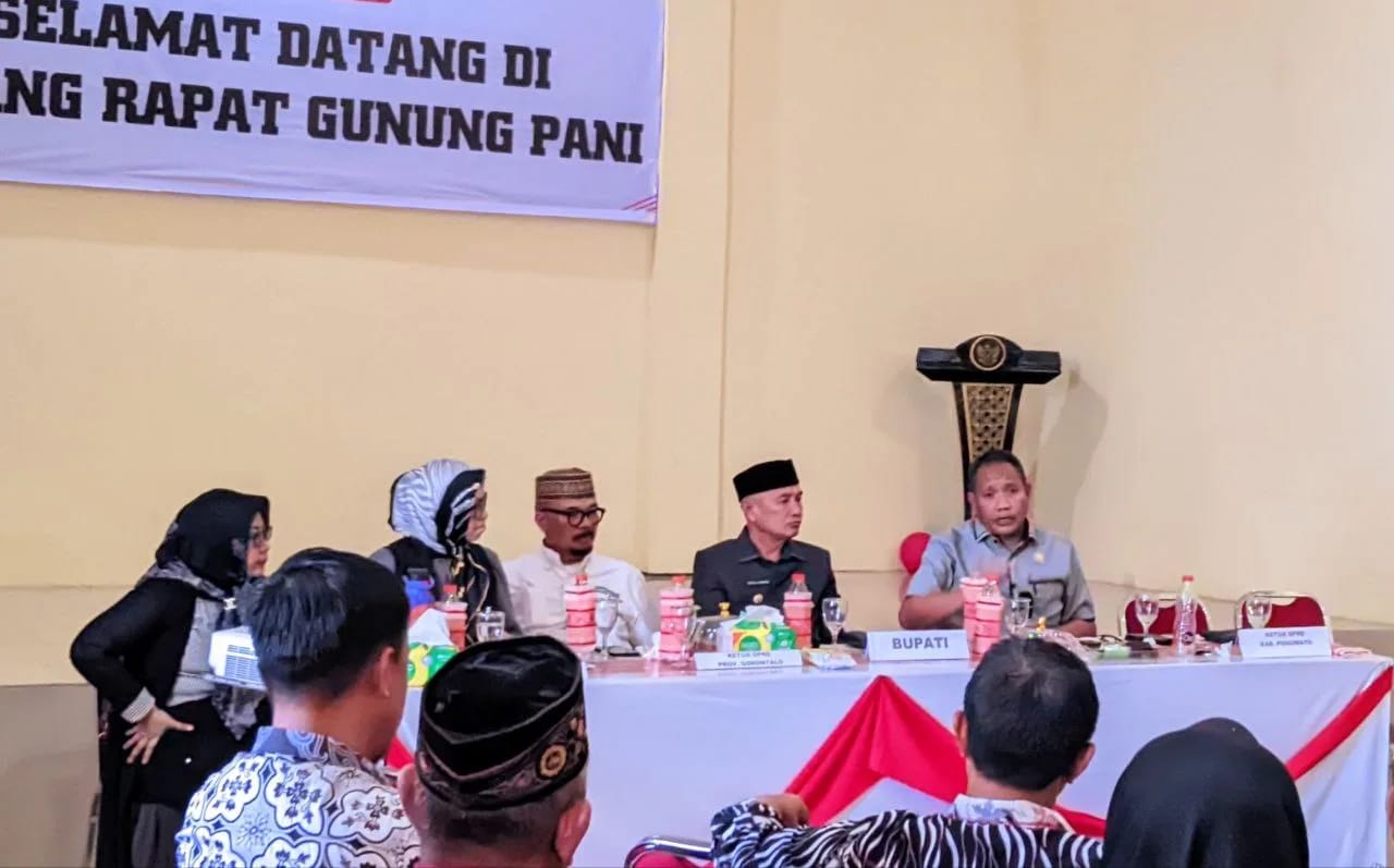 Wakil Ketua DPRD Provinsi Gorontalo, Ridwan Monoarfa dalam kunjungan kerja Panitia Khusus (Pansus) Pertambangan DPRD Gorontalo bersama pemerintah daerah dan manajemen perusahaan di Kantor Bupati Pohuwato, Kamis (2/10/2025). (Foto : Humas DPRD)