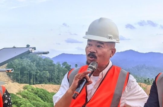 Ketua DPRD Provinsi Gorontalo, Thomas Mopili saat memimpin kunjungan kerja DPRD ke lokasi PT Pani Gold Project pada Jumat (3/10/2025). (Foto : Humas DPRD)
