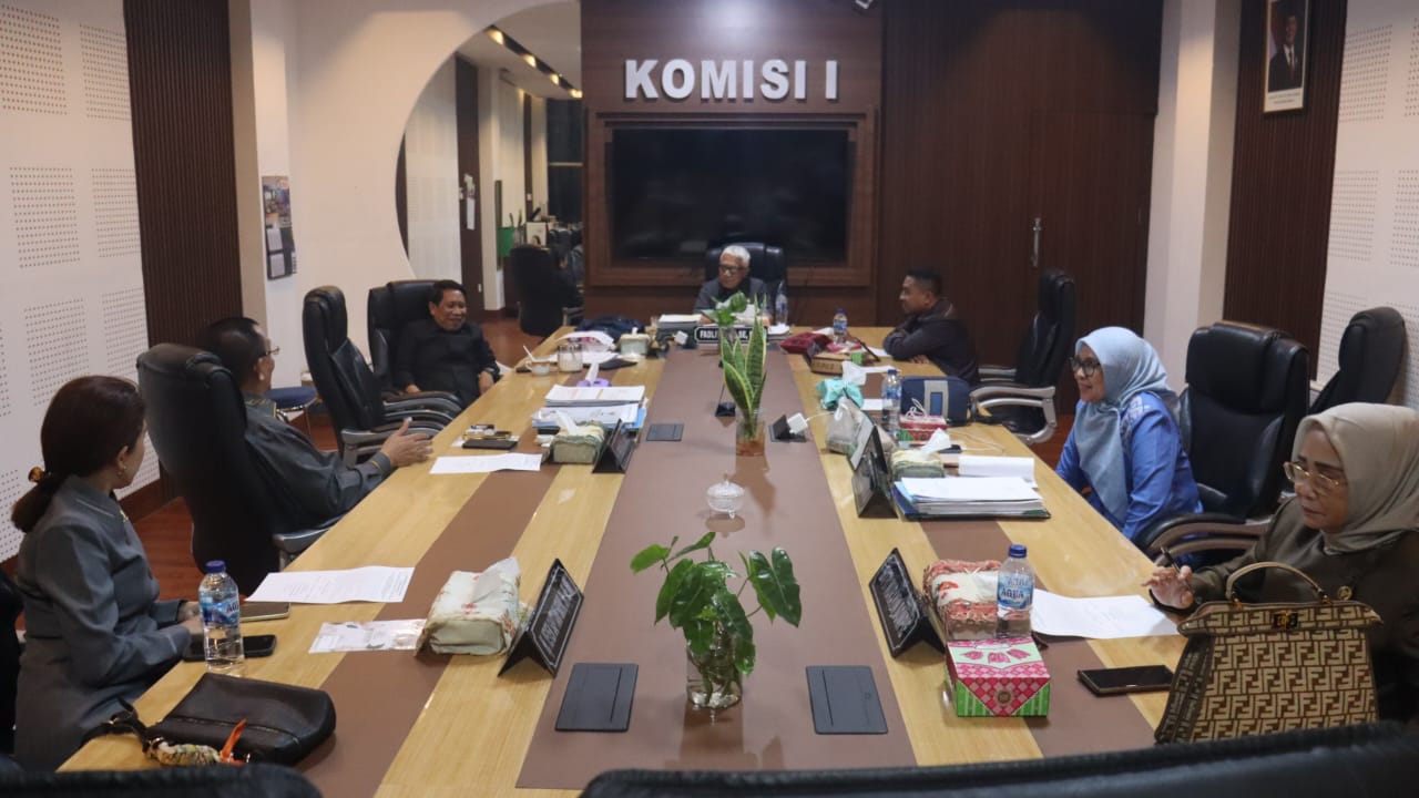 Suasan rapat kerja Komisi I DPRD Provinsi Gorontalo yang digelar di ruang rapat komisi, Senin (6/10/2025). (Humas : DPRD)