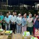 Suasana foto bersama saat Anggota DPRD Provinsi Gorontalo, Femmy Udoki menyerahkan bantuan kepada petani Bone Bolango.(Foto : Dok. Ist.)
