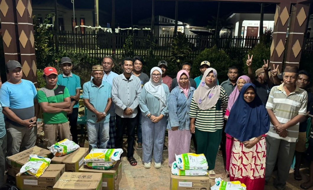 Suasana foto bersama saat Anggota DPRD Provinsi Gorontalo, Femmy Udoki menyerahkan bantuan kepada petani Bone Bolango.(Foto : Dok. Ist.)
