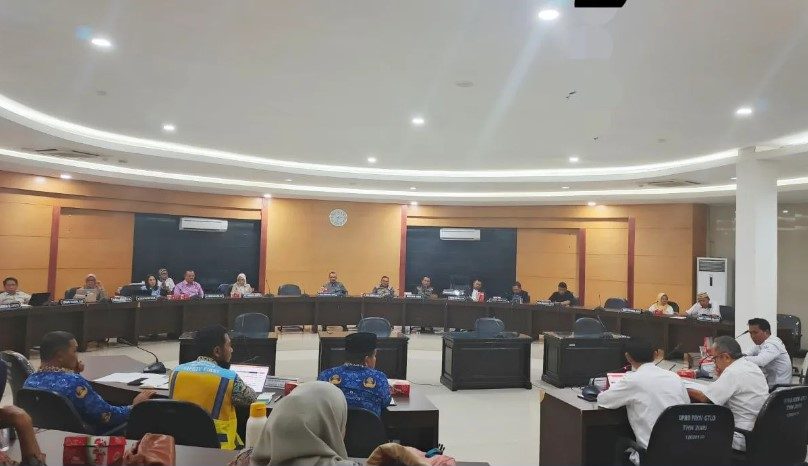 Suasana rapat kerja gabungan komisi yang digelar di ruang Dulohupa, DPRD Provinsi Gorontalo Rabu (1/10/2025).(Foto : Dok. Ist.)