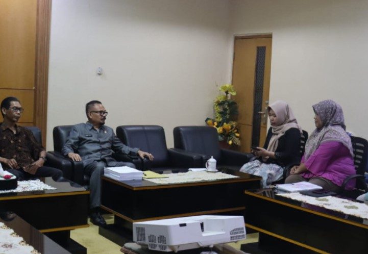 Ketua DPRD Gorontalo, Thomas Mopili, saat menerima audiensi Kantor Bahasa Provinsi Gorontalo yang dipimpin oleh Widya Bahasa, Lukman Hakim, Rabu (1/10/2025). (Foto : Dok. Ist.)
