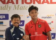 Pelatih Timnas Indonesia U-22, Indra Sjafri didampingi pemain Kadek Arel.(Foto : Bola.com/Abdul Aziz)