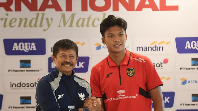 Pelatih Timnas Indonesia U-22, Indra Sjafri didampingi pemain Kadek Arel.(Foto : Bola.com/Abdul Aziz)