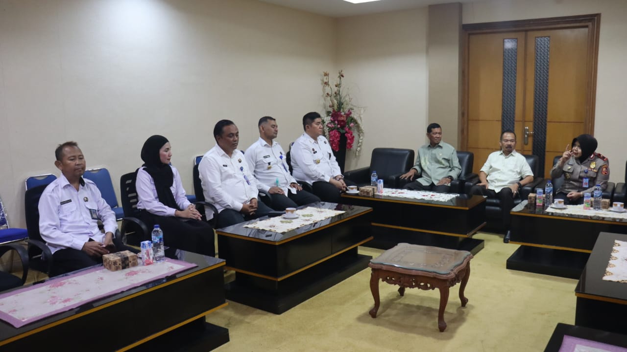 DPRD Provinsi Gorontalo saat menerima kunjungan audiensi dari Kepala Badan Narkotika Nasional (BNN) Provinsi Gorontalo, Brigjen Pol. Sri Bardiyati, S.Sos., M.Si., beserta jajaran, pada Senin (3/11/2025). (Foto : HUMAS DPRD)