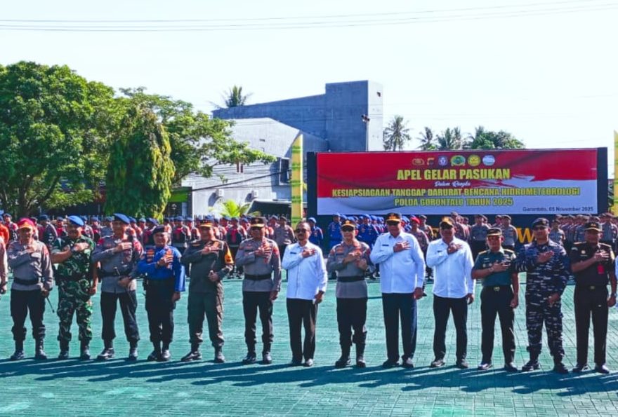 Suasana foto bersama saat Ketua DPRD Provinsi Gorontalo, Idrus M.T Mopili menghadiri kegiatan Apel Gelar Pasukan dalam rangka kesiapan tanggap darurat bencana hidrometeorologi yang digelar di Mapolda Gorontalo, Rabu (5/11/25).(Foto : HUMAS DPRD)