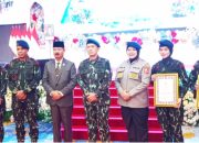 Suasana foto bersama saat Ketua DPRD Provinsi Gorontalo, Thomas Mopili menghadiri HUT ke-80 Korps Brimob Polri Tahun 2025 di Gedung Azlea Convention Center, Kota Gorontalo, Jumat (14/11/2025). (Foto : Dok. HUMAS DPRD)