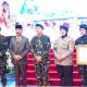 Suasana foto bersama saat Ketua DPRD Provinsi Gorontalo, Thomas Mopili menghadiri HUT ke-80 Korps Brimob Polri Tahun 2025 di Gedung Azlea Convention Center, Kota Gorontalo, Jumat (14/11/2025). (Foto : Dok. HUMAS DPRD)