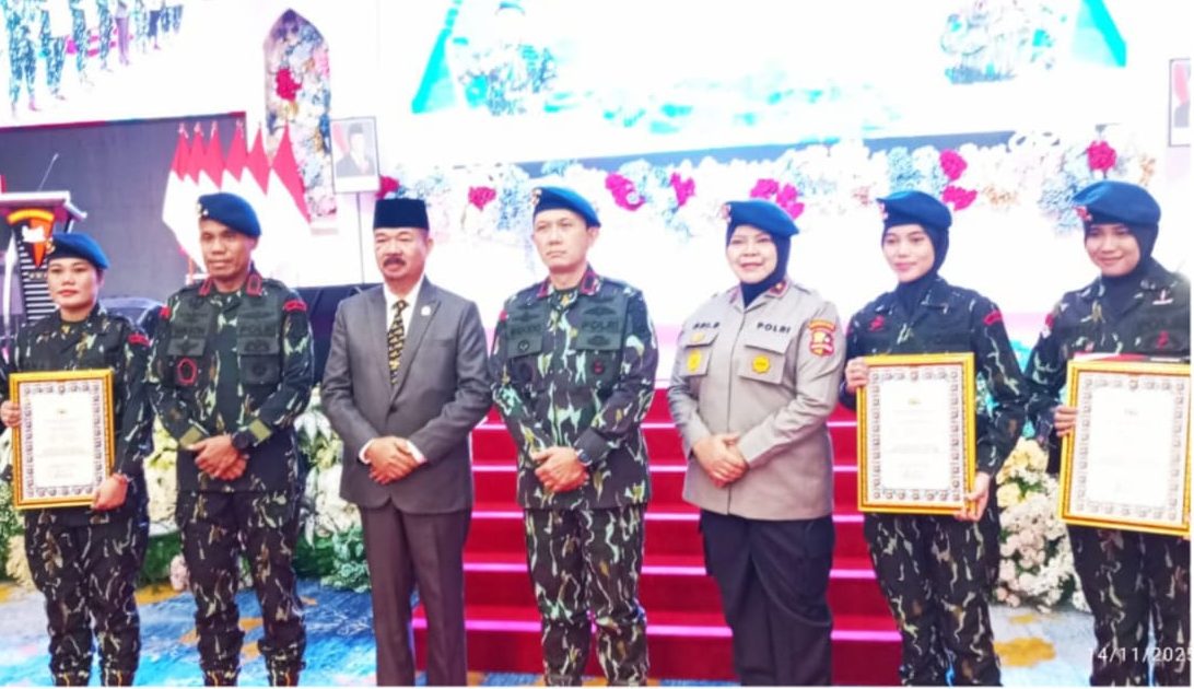 Suasana foto bersama saat Ketua DPRD Provinsi Gorontalo, Thomas Mopili menghadiri HUT ke-80 Korps Brimob Polri Tahun 2025 di Gedung Azlea Convention Center, Kota Gorontalo, Jumat (14/11/2025). (Foto : Dok. HUMAS DPRD)