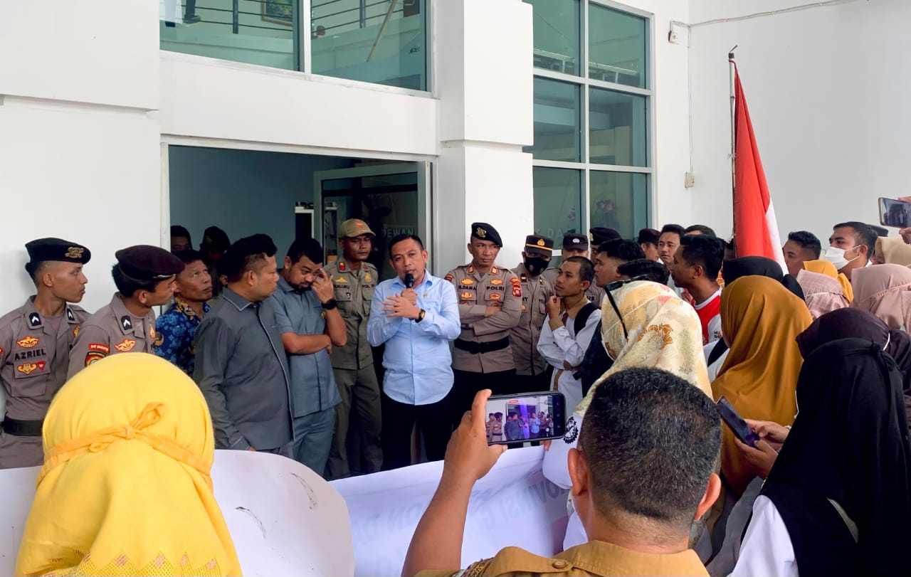 Ghalib Lahidjun saat menerima masa aksi tenaga honorer di depan kantor DPRD Provinsi Gorontalo, Senin, (17/11/2025). (Foto : Penagar.id/Abdulharis Kune)