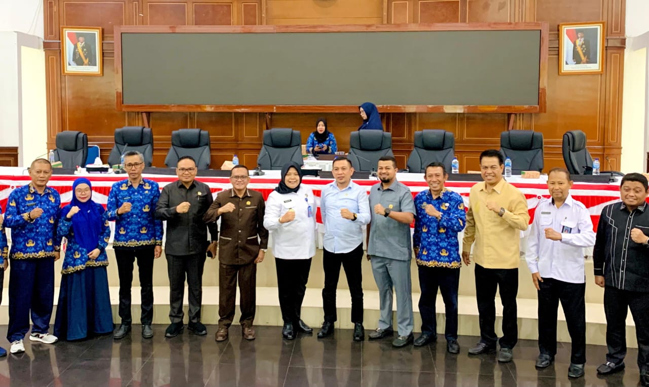 Suasana foto bersama saat DPRD Provinsi Gorontalo menggelar rapat Panitia Khusus (Pansus) Urusan Kepemudaan, Senin,(17/11/2025). (Foto : Penagar.id/Abdulharis Kune)