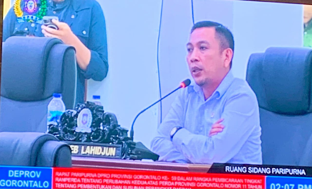 Ghalib Lahidjun dalam sidang paripurna DPRD Provinsi Gorontalo, Senin, (17/11/2025). (Foto : Penagar.id/Abdulharis Kune)