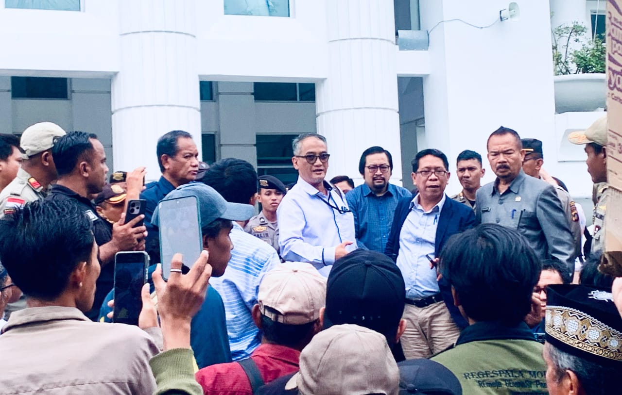 Ketua DPRD Provinsi Gorontalo, Thomas Mopili bersama sejumlah anggota saat menerima masa aksi di Gedung DPRD Provinsi Gorontalo pada Senin (10/11/2025). (Foto : Penagar.id/Abdulharis Kune)