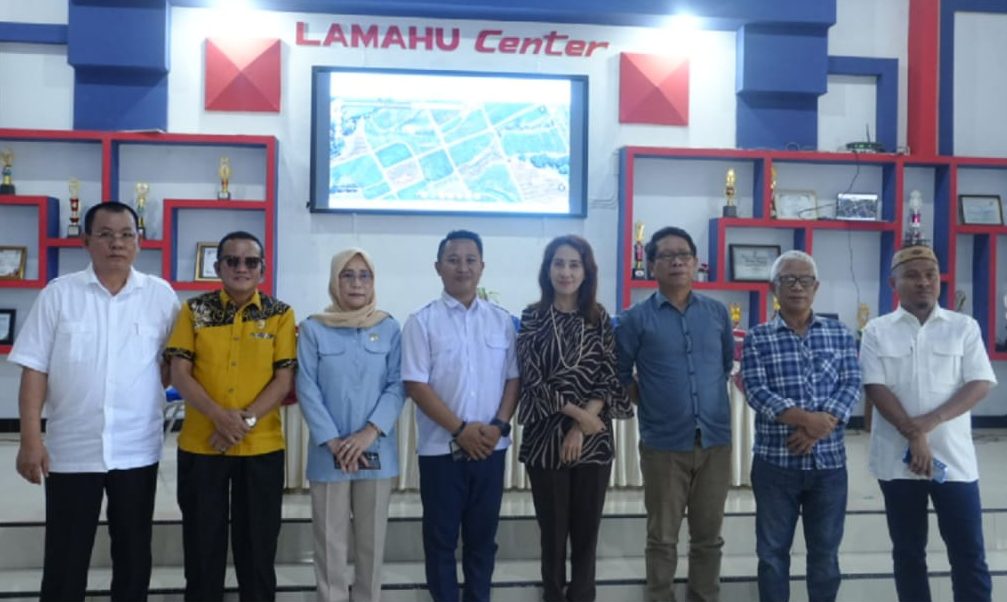 Suasana foto bersama saat Ketua dan anggota Komisi I DPRD Provinsi Gorontalo melakukan kunjungan kerja ke Desa Lamahu, Kecamatan Bilato, Kabupaten Gorontalo, Rabu (26/11/2025). (Foto : Dok. HUMAS DPRD)