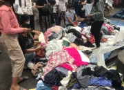 Salah satu lapak pedagang pakaian bekas di Pasar Badung. (Foto : Radar Bali/Miftahuddin M. Halim)