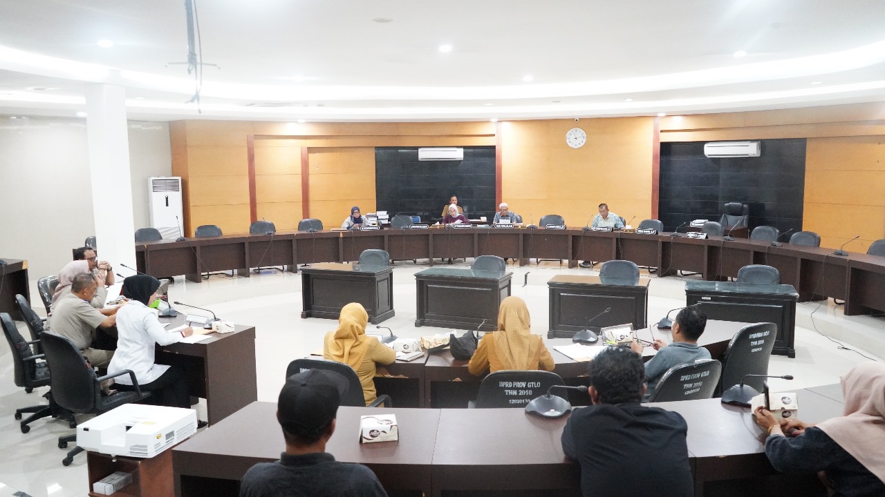 Suasan RDP yang membahas aduan masyarakat terkait lahan pembangunan Lapas Perempuan. Rapat ini berlangsung di Ruang Dulohupa DPRD Provinsi Gorontalo, Senin (3/11/2025).(Foto : HUMAS DPRD)